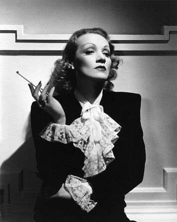 Фото Актриса Марлен Дитрих / Marlene Dietrich с папиросой в руке