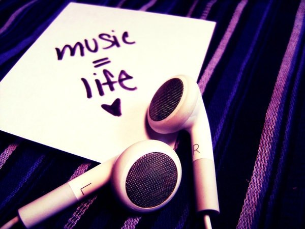 Фото Наушники и бумажка, на которой написано 'music = life / музыка = жизнь'