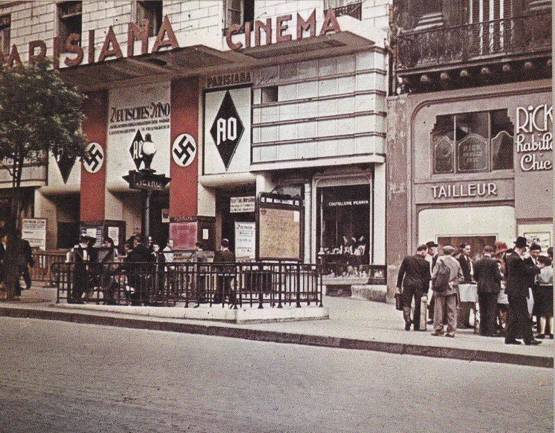 Фото Участок улицы у кинотеатра 'Паризианна' в оккупированном городе Париж / Paris, France / Франция, фото 1940 года