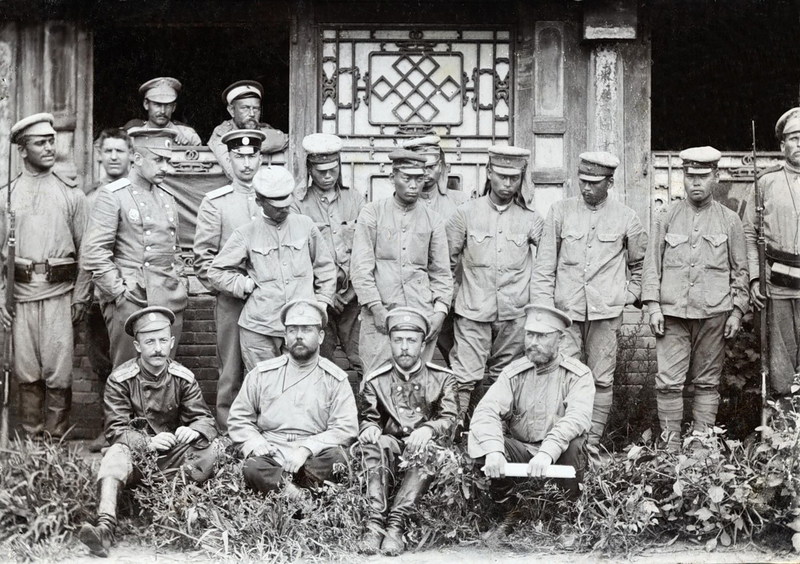 Фото Русско-японская война. Русские офицеры и пленные японцы, фото 1905 года