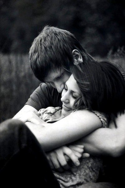 Фото Мужчина нежно обнимает девушку