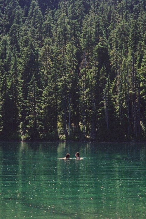 Фото Мужчина с девушкой в озере