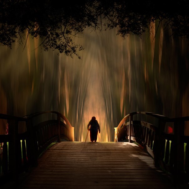 Фото Старушка с клюкой идёт по мосту