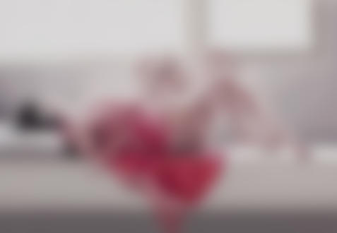 Фото Девушка лежит и слушает музыку, прикрывшись красным одеялом, корейский художник Ho-Ryon Lee