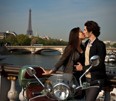 Фото Мужчина с девушкой целуются на фоне Эйфелевой башни в Париже / Paris, Франция / France