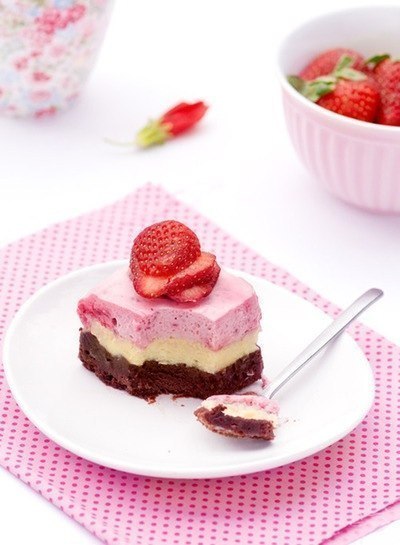 Фото Бисквитно-шоколадное пирожное с клубникой на тарелке