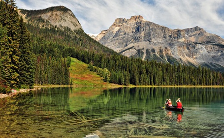 Фото Кристально чистая вода в Изумрудном озере / Crystal clear water at Emerald lake, Канада / Canada