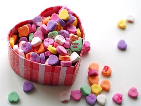 Фото Конфеты в форме сердечек в конфетнице