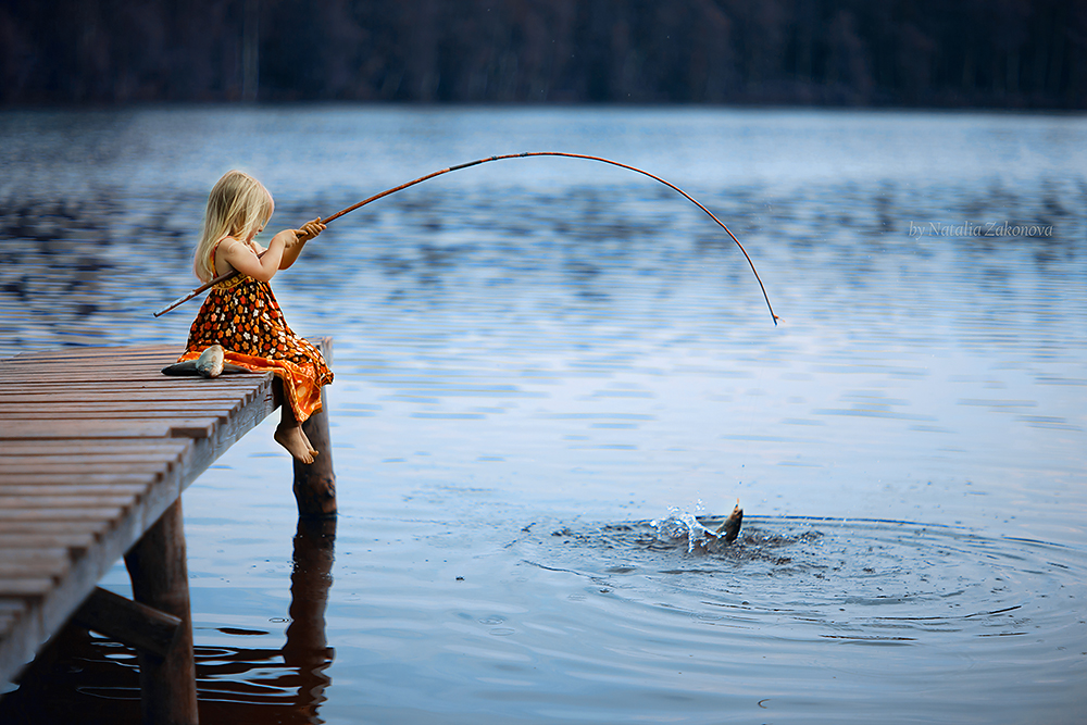 Фото Девочка ловит рыбу