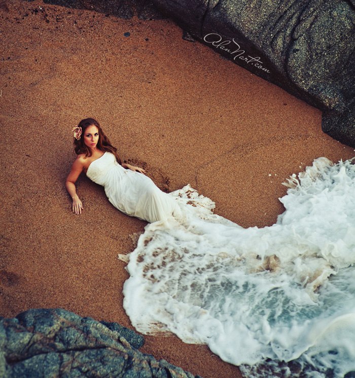 Фото Девушка в белом платье лежит на песке и её накрывает волной, фотограф Алан Н. / Photo by Alan N