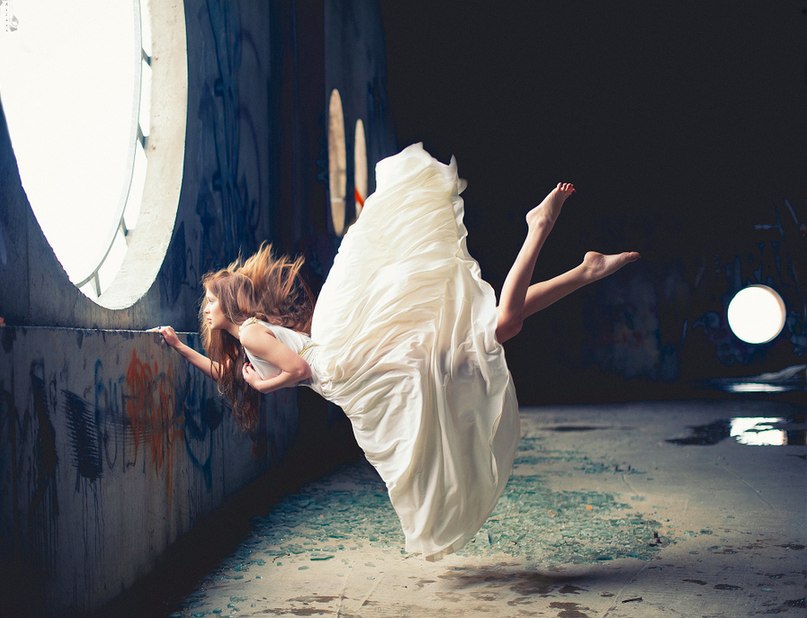 Фото Девушка в белом платье парит в воздухе, фотограф Николай Тихомиров / Photo by Nikolay Tikhomirov