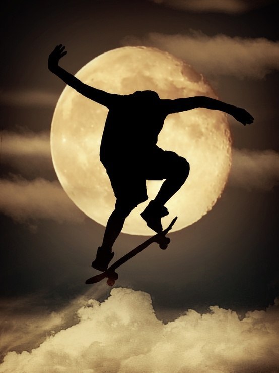 Фото Мужчина прыгает на скейте на фоне луны
