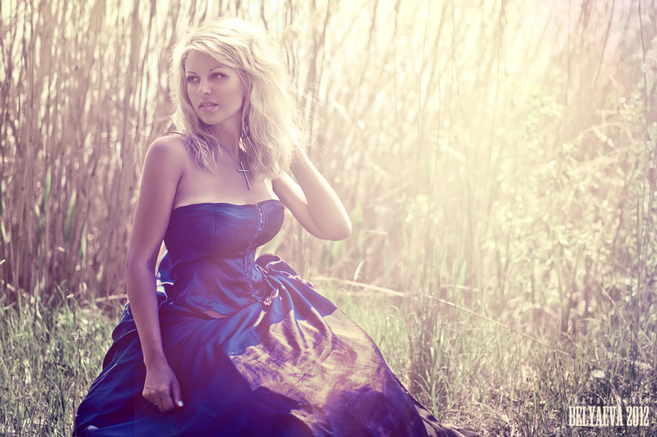 Девушка в синем платье в лесу. Девушка в платье в зарослях. Красивая блондиночка в лесу в синем платье.