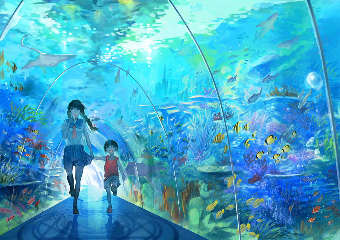 Фото Девушка и маленький мальчик гуляют по большому аквариуму