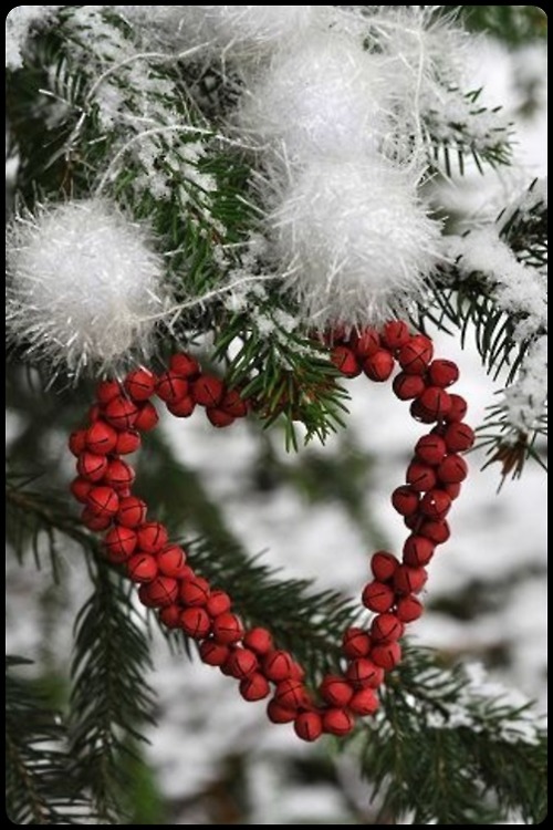 Фото Елочная ветка украшена снежком и сердечком