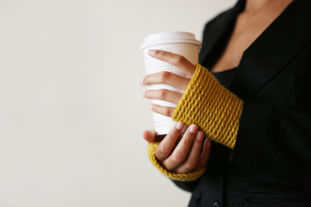 Держите в руках сладкое. Кофе в руках. Стаканчик кофе в руке. Рука держит стакан. Кофейный стаканчик в руке.