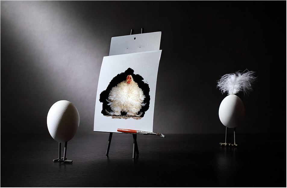 Фото Яйцо рисует картину другого яйца в виде курицы