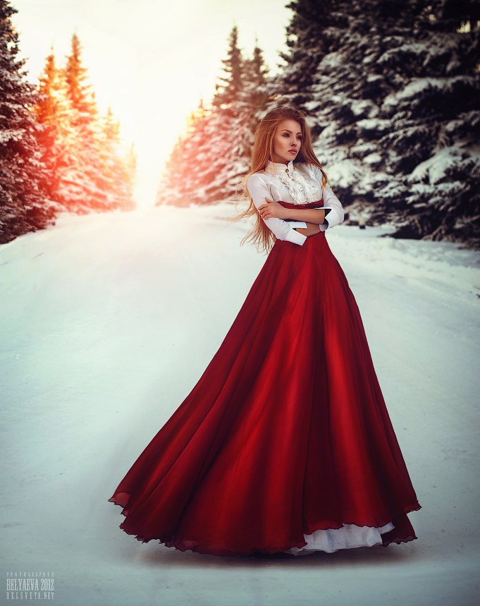 Фото Девушка в бело-красном платье стоит на снежной дороге на фоне ёлок, фотограф Светлана Беляева / Photo by Svetlana Belyaeva