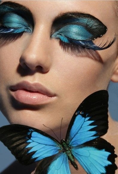 Фото Девушка с бирюзовым макияжем сдельным под цвет бабочки