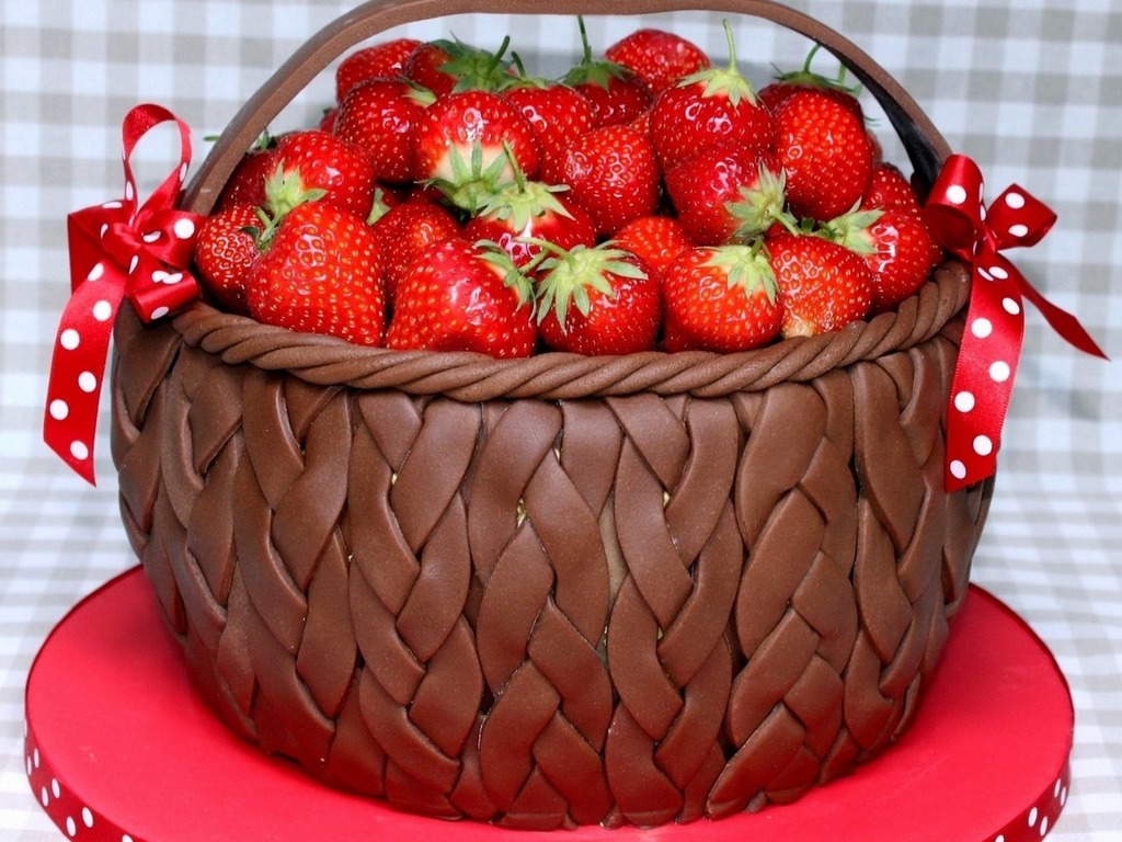 Фото Шоколадная плетеная корзинка с ягодами клубники