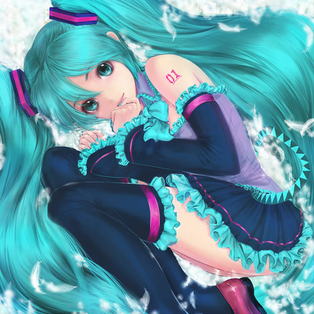 Фото Вокалоид Мику Хатсуне / Vocaloid Miku Hatsune лежит среди перьев