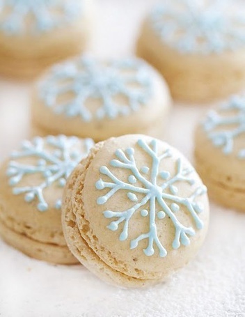 Фото Печенье Macaroon / Макарун с нарисованной снежинкой
