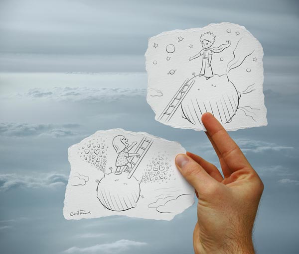 Фото Мужская рука держит два листка с рисунками на фоне неба, на одном нарисован мальчик стоящий на маленькой планете, а на другом девочка пытающаяся по лестнице перебраться к нему