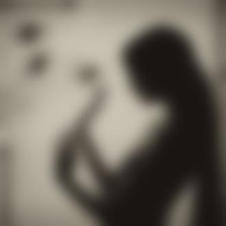 Фото Обнаж`нная девушка касается пальцами пёрышка павлина