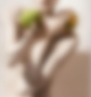 Фото Девушка с надкусанными яблоками в руках