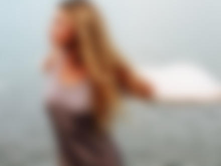 Фото Красивая девушка с длинными волосами подставила лицо свежему морскому ветру