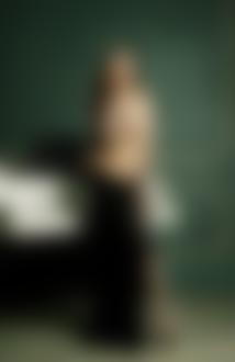 Фото Полуобнаженная девушка в черной юбке, стоит у пианино, фотограф Маврин / photographer Mavrin