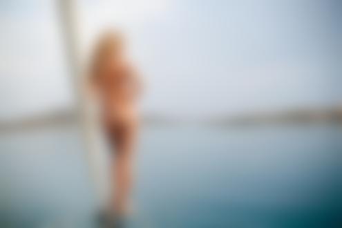 Фото Лена Максимова / Elena Maksymova стоит обнажённая на мысу корабля на фоне моря и неба