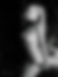 Фото Девушка с обнажённой грудью снимает чёрные трусики