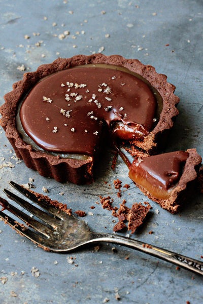 Фото Шоколадное пирожное рядом с вилкой