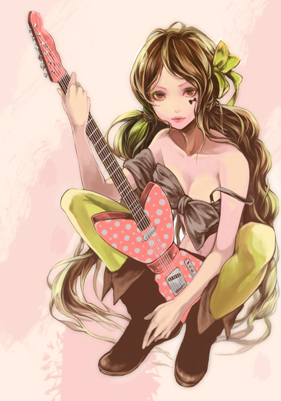 Фото Девушка с гитарой в руках в форме банта