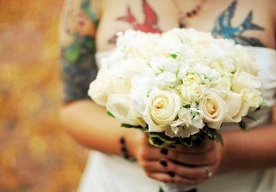 Фото Девушка держит букет белых роз в руках