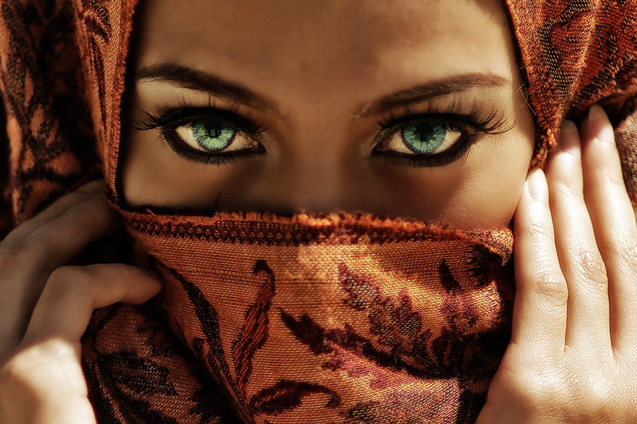 Фото Девушка с красивыми глазами в парандже