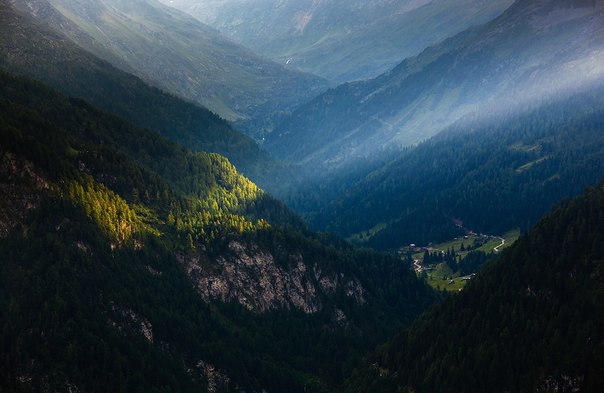 Фото Подножье Австрийских Альп / Austrian Alps, заросшее лесом, вдалеке виднеется поселок, фотограф Jakub Polomski
