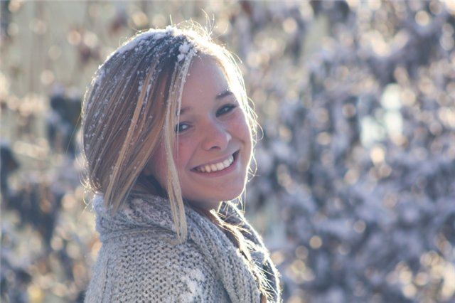 Фото Девушка со снегом в волосах улыбается