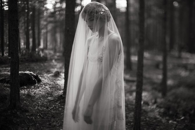 Фото Девушка в белом платье укрыта фатой, стоит среди леса (Фотограф Виктория Самойлова / Photographer Victoria Samoilova)