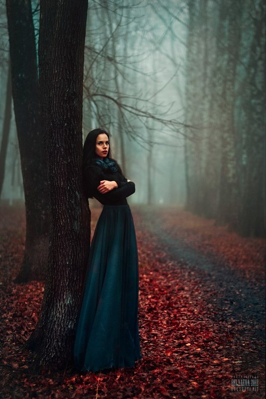 Фото Девушка в длинном платье стоит у дерева, смотря куда-то, фотограф Светлана Беляева/photographer Svetlana Belyaeva