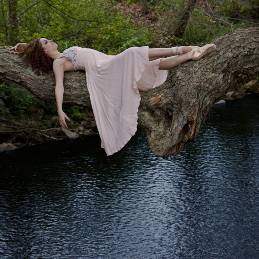 Фото Девушка лежит на ветке дерева, растущего над рекой, фотограф Richard Calmes