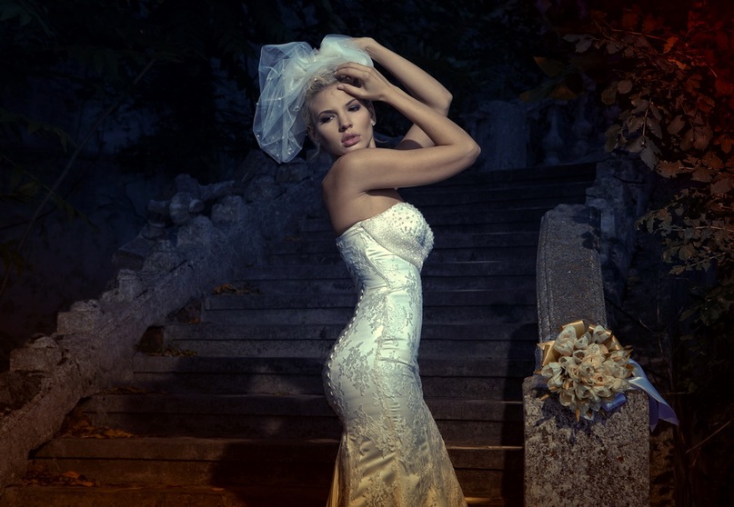 Фото Девушка в белом платье стоит у ступенек, фотограф Александр Сорокин / photographer Alexander Sorokin