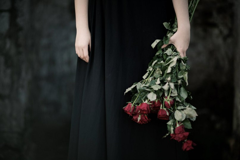 Цветок к черному платью