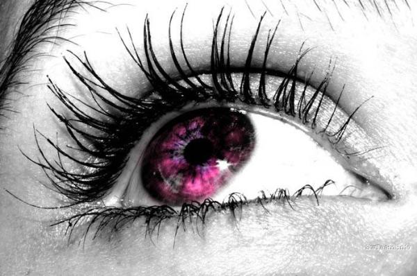 Фото Женский глаз с темно-розовым зрачком