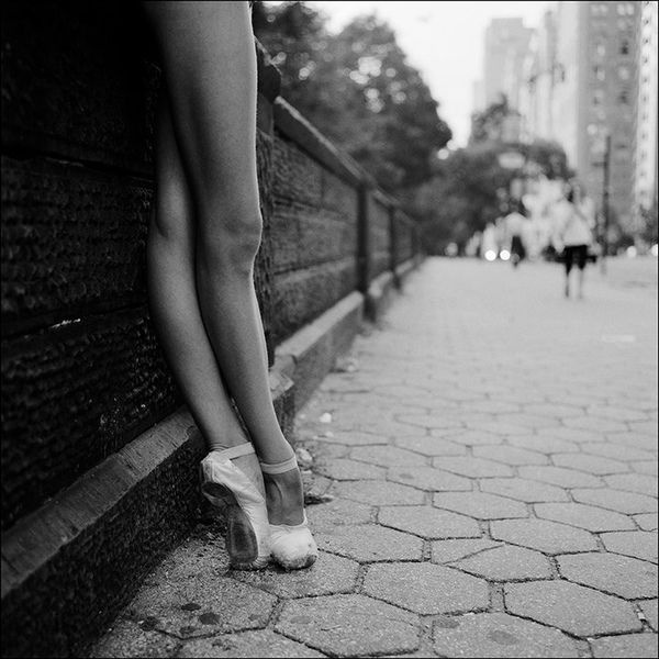 Фото Ножки балерины, стоящей на носочках на тротуаре, фотограф  Дэйн Шитаги / Dane Shitagi