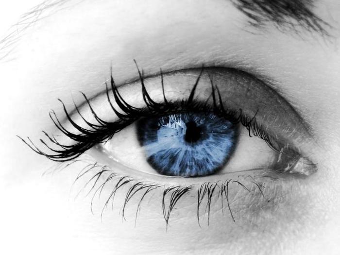 Фото Красивый женский голубой глаз
