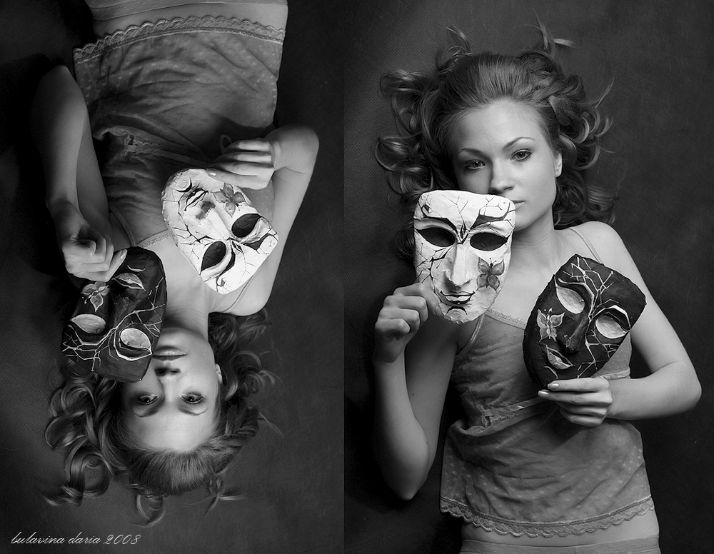 Где будут снимать маску. Девушка в театральной маске. Женщина с маской в руке. Театральная маска в руке. Девушка с маской в руке.