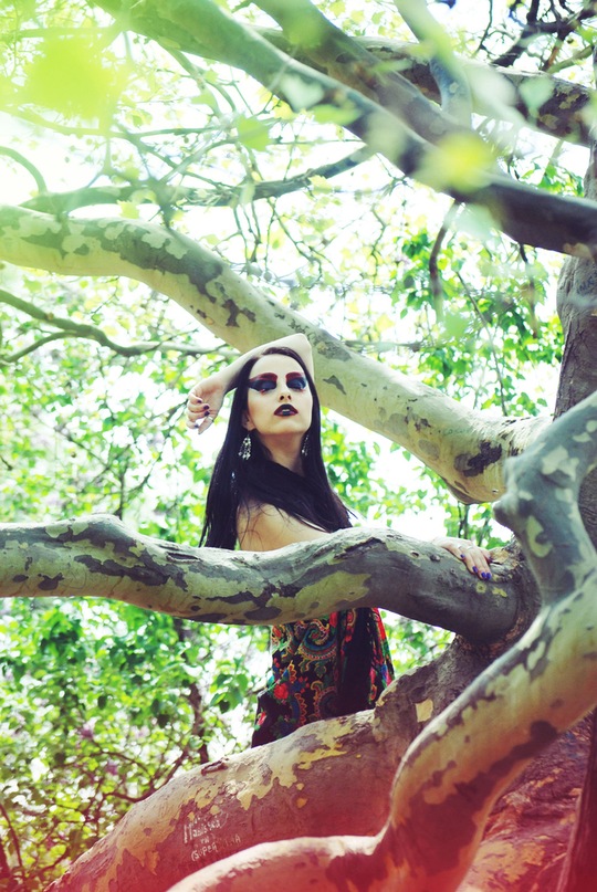 Фото Девушка у дерева, фотограф Хелена Фролова / photographer Helena Frolovа