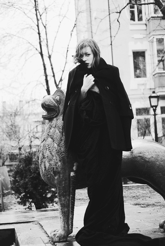 Фото Девушка в черном платье,укуталась в жакет, фотограф Хелена Фролова / photographer Helena Frolovа
